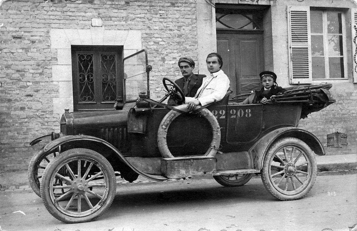 Old black and white photo before colorization